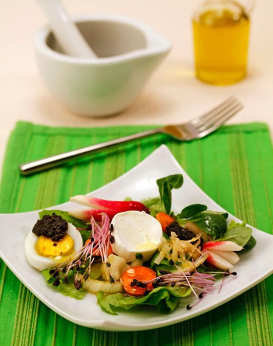 Recipes for cooking: salad with cheese and olive sauce with extra virgin olive oil Spelunca Espluga Calba DO Garrigues