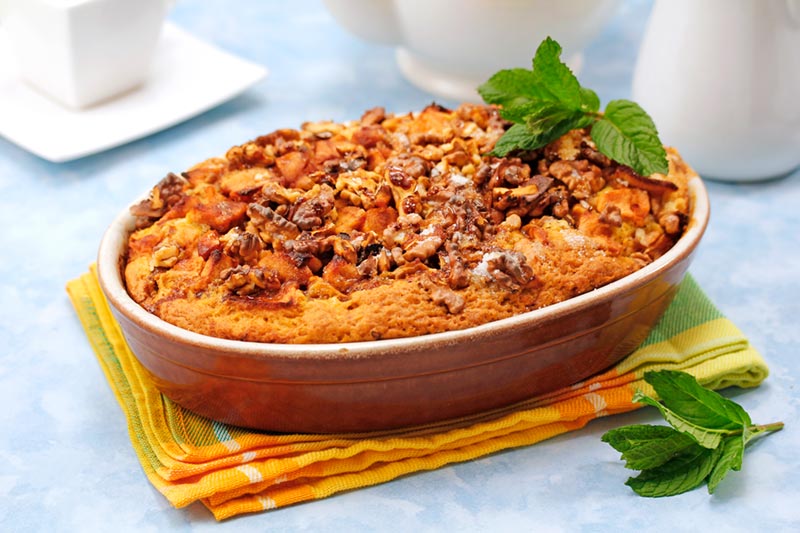 SPONGE CAKE WITH APPLE AND WALNUTS