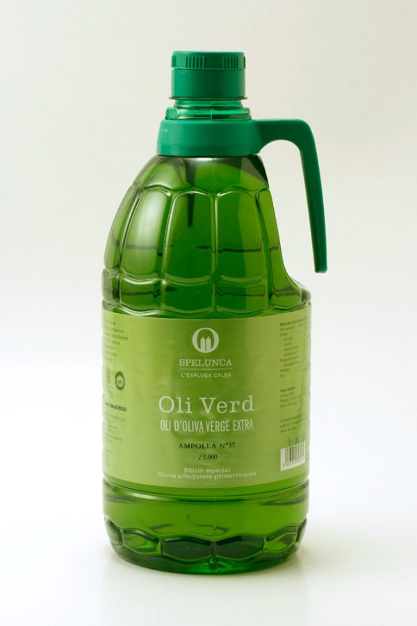 garrafas de 2 litros de aceite verde hecho con aceitunas arbequinas tempranas. Aceite de Oliva Virgen Extra Spelunca 100% arbequina